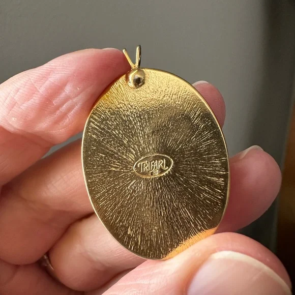 Vintage Trifari brand pendant featuring a butterfly - Picture 8 of 16